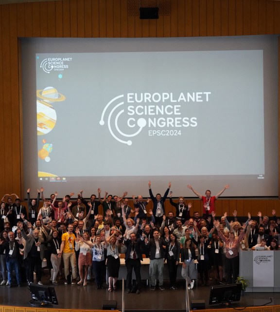 Een grote groep mensen poseert enthousiast tijdens het Europlanet Science Congress 2024.