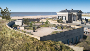 View of the sculpture garden with modern artworks and the sea in the background. Buro Harro / fotografie Studio Gerrit Schreurs 