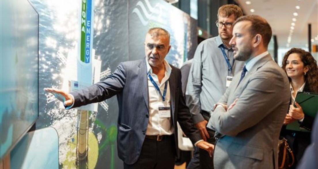Een man die uitlegt over Ocean Energy 