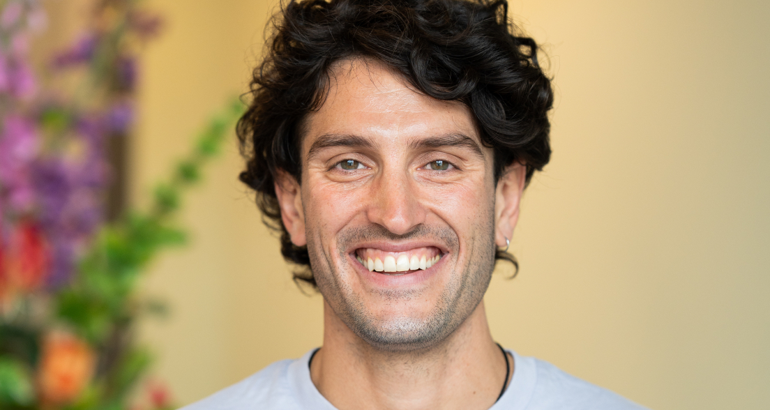 A man in a light blue T-shirt with 'The Hague Energized' text.