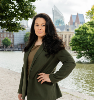 Team photo of Nasya in front of the Hofvijver