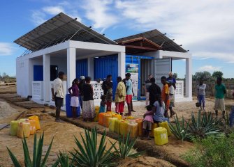 People queuing for water