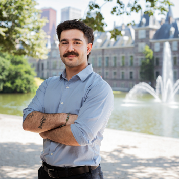 Profile picture of Ricardo da Silva in front of the Hofvijver