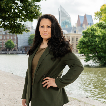 Team photo of Nasya in front of the Hofvijver