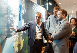 Een man die uitlegt over Ocean Energy