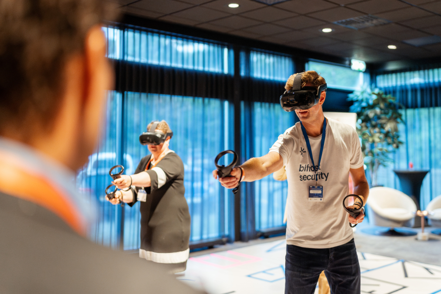 Afbeelding van 2 mensen die VR bril dragen op het ONE cyber business event 2024