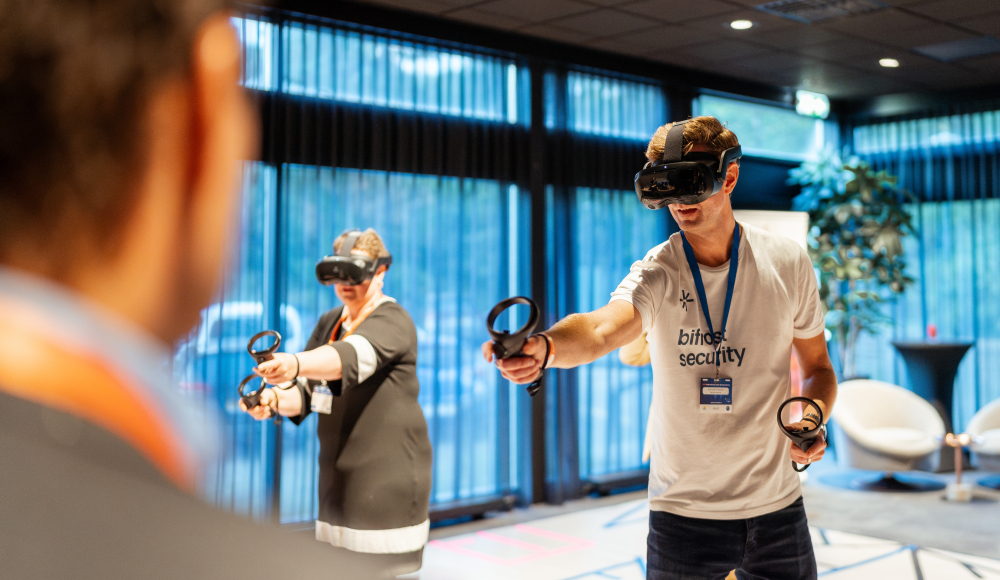Afbeelding van 2 mensen die VR bril dragen op het ONE cyber business event 2024