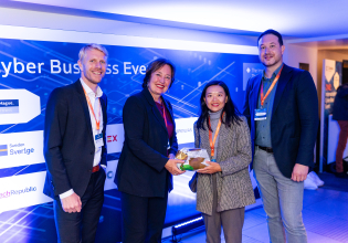 Alderman and representatives of InnovationQuarter welcome new company in The Hague