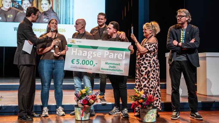Groep mensen viert de uitreiking van de Haagse Parel.