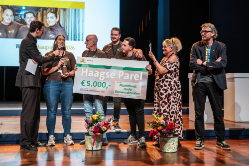 Groep mensen viert de uitreiking van de Haagse Parel.