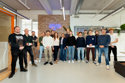 Een diverse groep mensen staat samen in een kantoor.