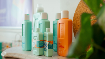 Divers assortiment shampoo- en haarproducten in pastelkleuren
