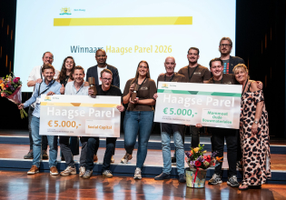 Groep mensen houdt prijzen voor Haagse Parel vast.