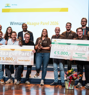 Groep mensen houdt prijzen voor Haagse Parel vast.