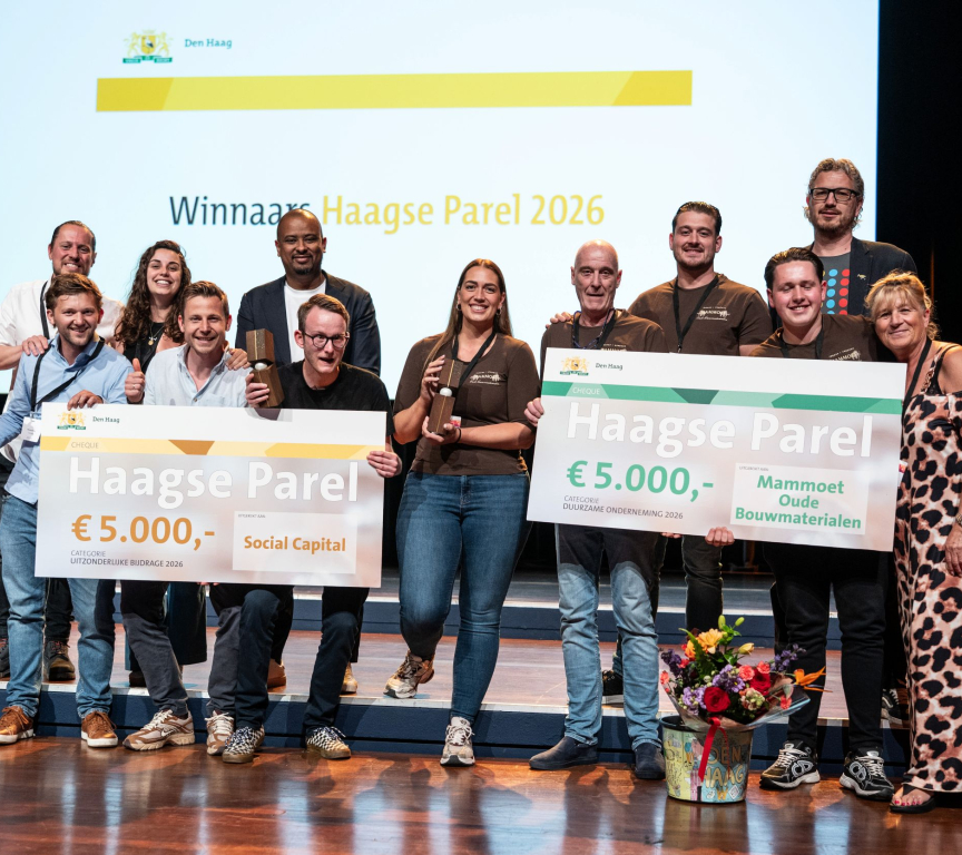 Groep mensen houdt prijzen voor Haagse Parel vast.
