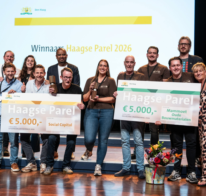 Groep mensen houdt prijzen voor Haagse Parel vast.