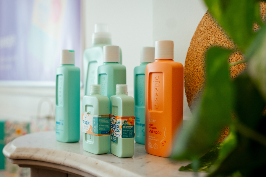 Divers assortiment shampoo- en haarproducten in pastelkleuren