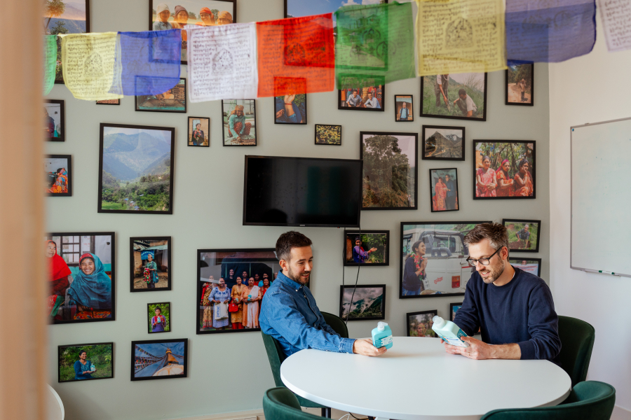Twee mannen bekijken flessen in een decoratieve kamer