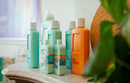 Divers assortiment shampoo- en haarproducten in pastelkleuren