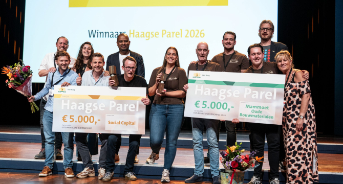 Groep mensen houdt prijzen voor Haagse Parel vast.
