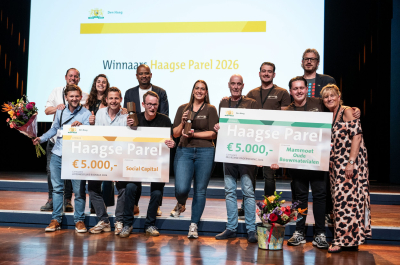 Groep mensen houdt prijzen voor Haagse Parel vast.