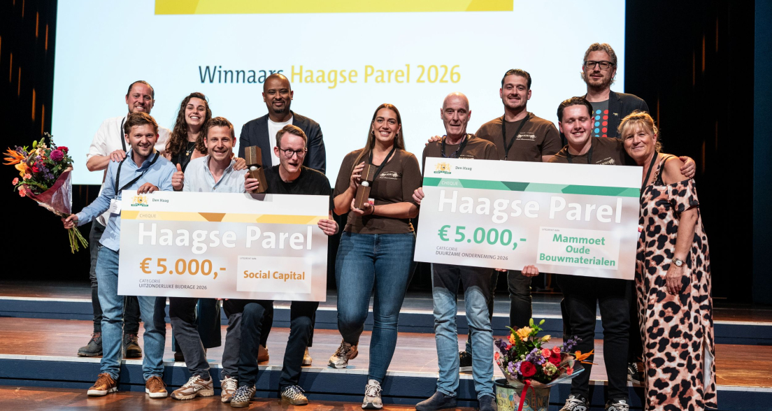 Groep mensen houdt prijzen voor Haagse Parel vast.
