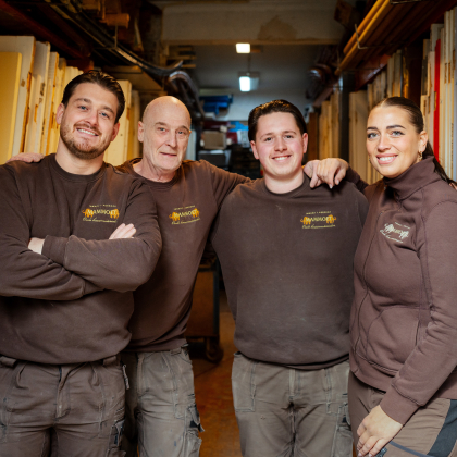 Vijf teamleden van Mammoth staan glimlachend in het atelier.