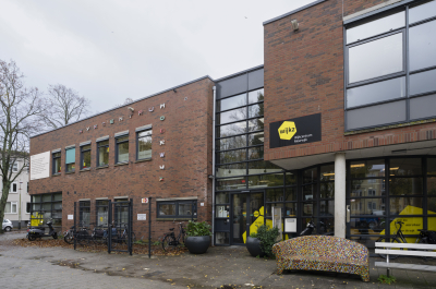 Front view of Wijkcentrum Moerwijk in The Hague, a local community center offering support, activities, and social services for residents in the Moerwijk neighborhood.