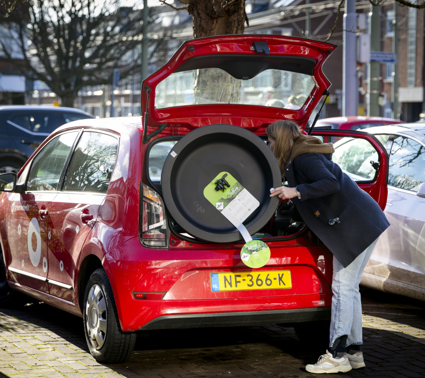 Person putting a rain barrel in a car. Picture credits: Valerie Kuypers