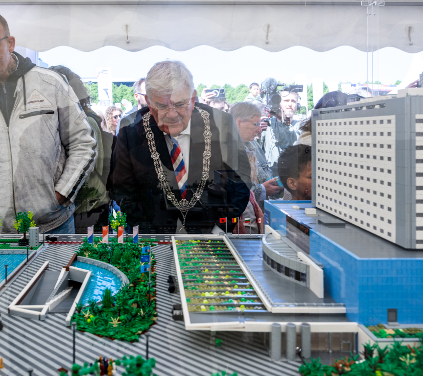 Mayor Jan van Zanen in front of World Forum made from Lego blocks. Photo credits Hugo de Wolf