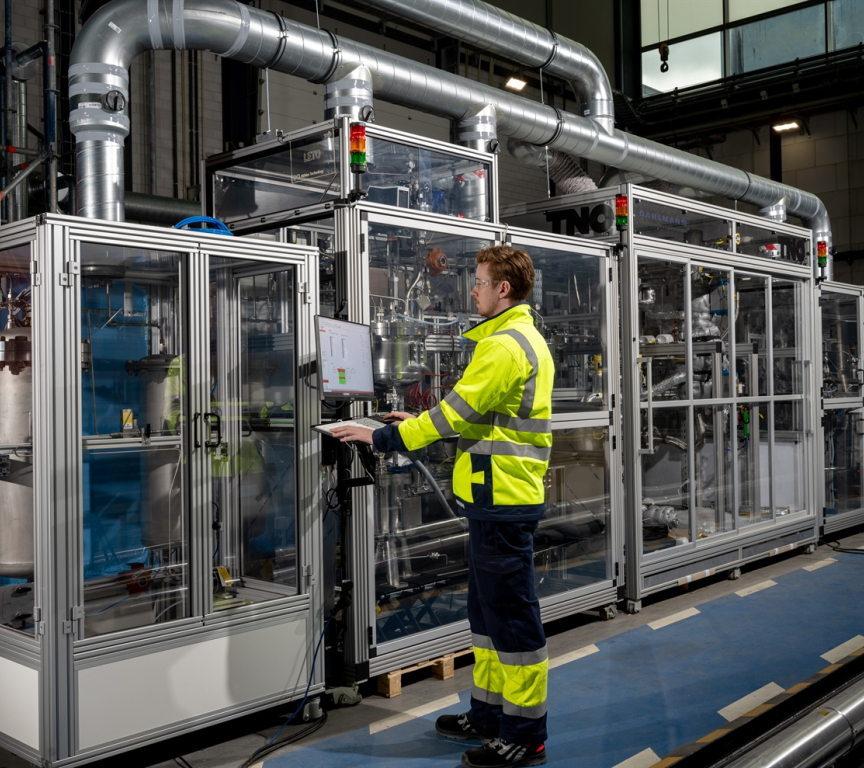 A TNO employee operating one of the TNO Möbius setups (TNO Möbius LETO) in the TNO lab. 