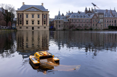 Jellyfishbot by the Hofvijver