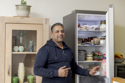 Anand Lachman purchased a new, energy-efficient refrigerator at a discounted price. Since 1 June 2026, the Sustainable Gift Card has been linked to The Hague's Ooievaarspas.