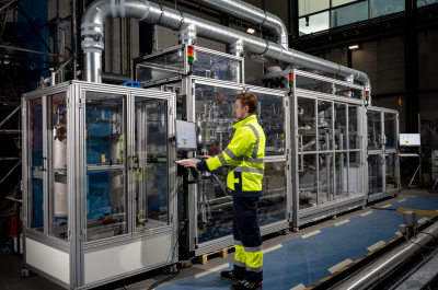 A TNO employee operating one of the TNO Möbius setups (TNO Möbius LETO) in the TNO lab. 