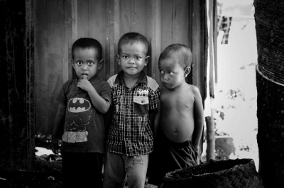 Unsplash Edmund Lou 2-boys-standing-near-wooden-door