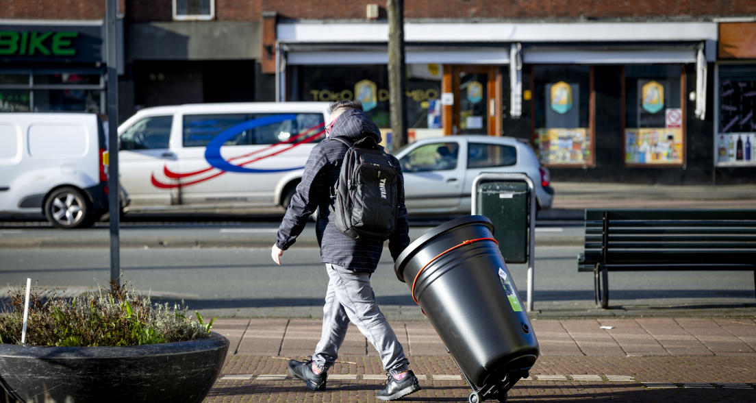 Person walking with a rain barrel. Picture credits: Valerie Kuypers