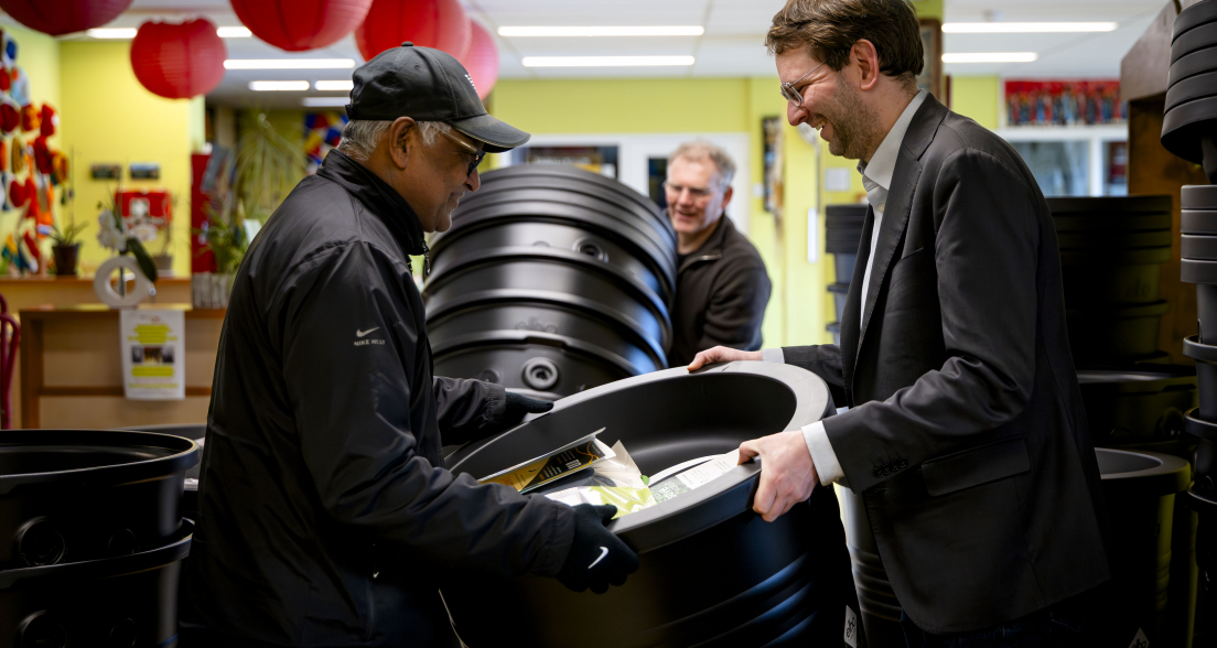 Robert Barker with rain barrel. Picture credits: Valerie Kuypers