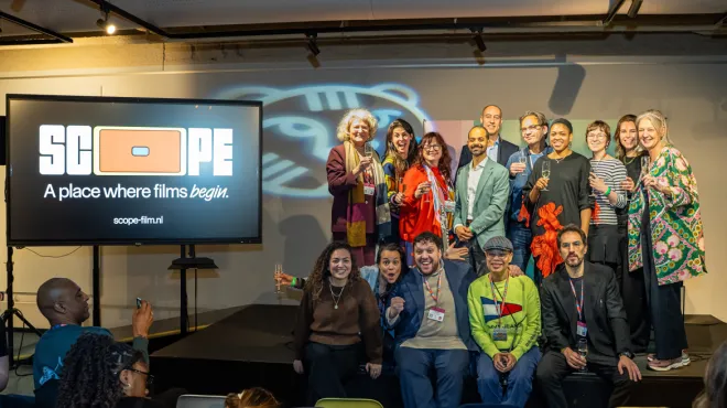 Groep mensen met glazen, bij een evenement in Den Haag.