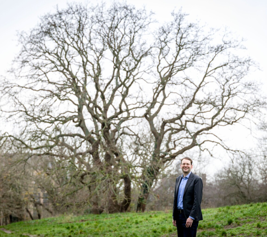 In the photo, alderman Robert Barker (Outdoor Space, Animal Welfare, Environment) at the Veteran Tree Belvedere oak on the Duinweg. Photo: Valerie Kuypers