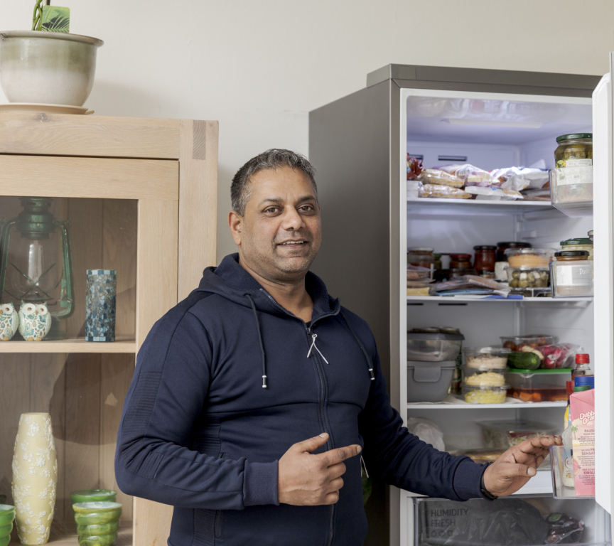 Anand Lachman purchased a new, energy-efficient refrigerator at a discounted price. Since 1 June 2026, the Sustainable Gift Card has been linked to The Hague's Ooievaarspas.