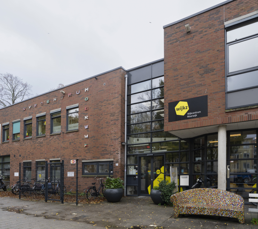 Front view of Wijkcentrum Moerwijk in The Hague, a local community center offering support, activities, and social services for residents in the Moerwijk neighborhood.