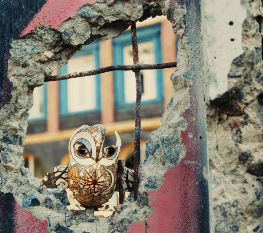 Owl in Wall, PORCELAIN WAR