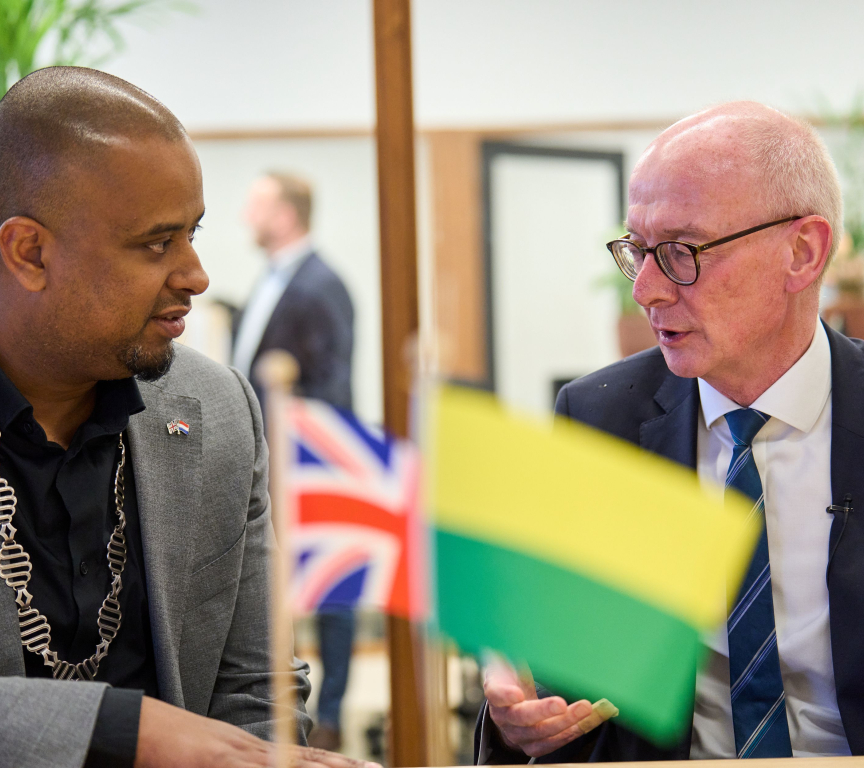 British minister Pat McFadden visits Jongerenpunt070 with alderman Hilbert Bredemeijer. Photo: Phil Nijhuis