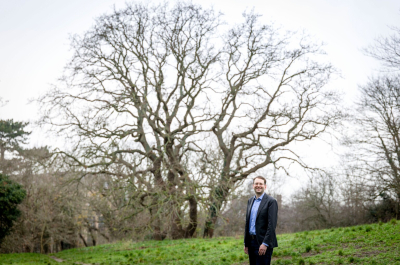 In the photo, alderman Robert Barker (Outdoor Space, Animal Welfare, Environment) at the Veteran Tree Belvedere oak on the Duinweg. Photo: Valerie Kuypers
