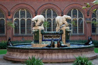 Danish fountain as gift to peace palace in the garden of the Peace Palace. photo credits Peace Palace