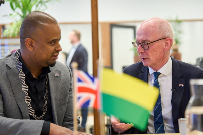 British minister Pat McFadden visits Jongerenpunt070 with alderman Hilbert Bredemeijer. Photo: Phil Nijhuis