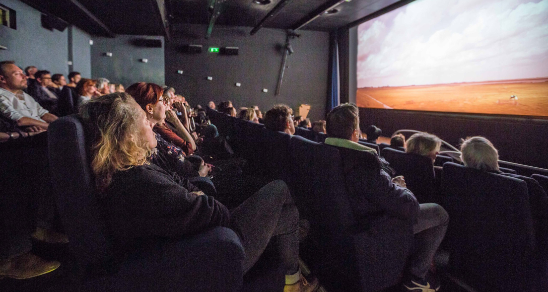 Mensen kijkend naar een film (c) Haagse Schatten