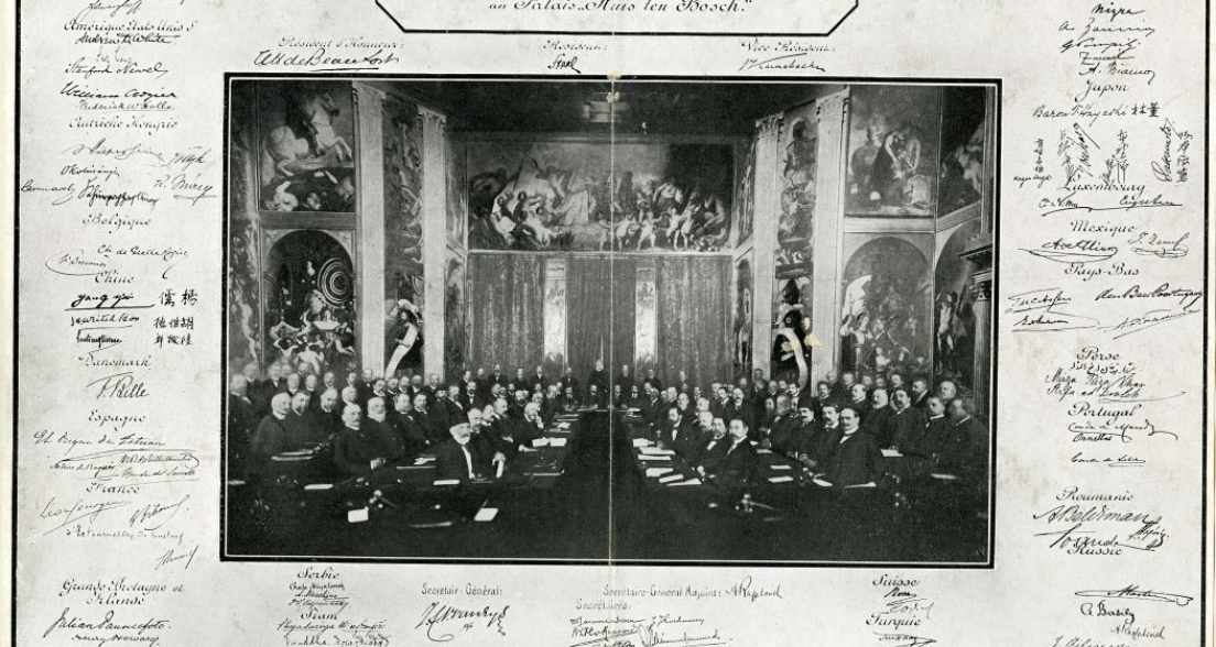 Official meeting of the First Hague Peace Conference in Huis Ten Bosch in 1899. Source: https://haagsgemeentearchief.nl/mediabank/beeldcollectie/detail/7de15233-7a3f-4a60-a1bf-96a41baed6f4/media/b0337803-71da-4d9a-813e-7a508a1d7733