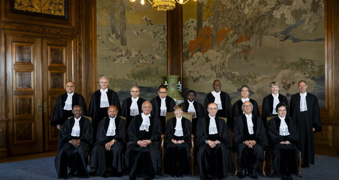 Members of the court in the japanese-room Peace Palace