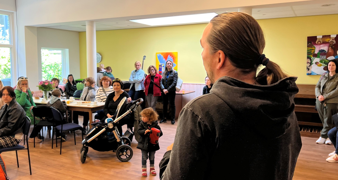 Pastor Thomas speaking to Ukrainians in his church